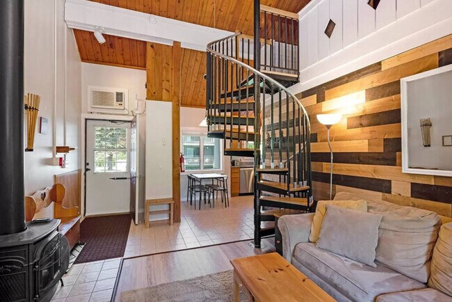 Building Photo - Smugglers' Notch Mountainside Luxury Condo
