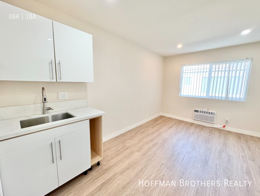 Building Photo - 400 S Berendo St