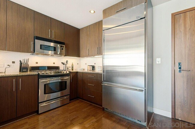 Building Photo - 325 7th Ave