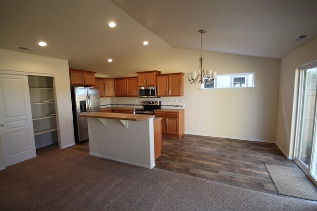 Foto del edificio - Like New SE Bend House, All Appliances, Fe...