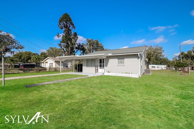 Building Photo - The living is easy in this 3 bedroom, 2 ba...