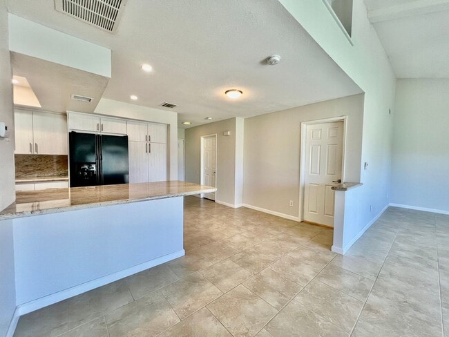 Building Photo - AVAILABLE NOW!!  BEAUTIFUL 2-Bedroom 3 -bathroom Condo in La Quint Palms! MOVE IN SPECIAL 50% OFF...