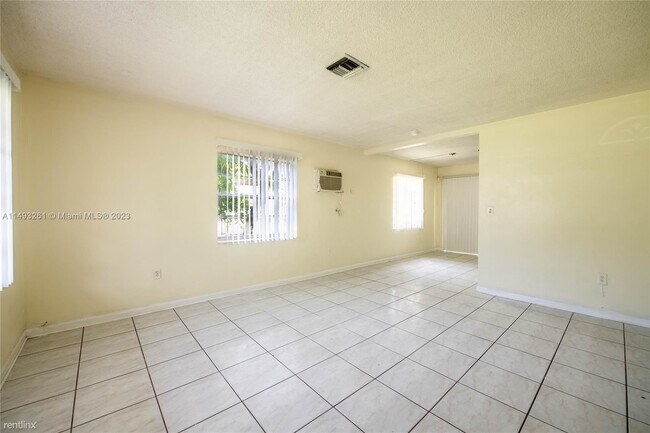 Building Photo - 3 br, 2 bath House - 18355 NE 1st Ct # 18357