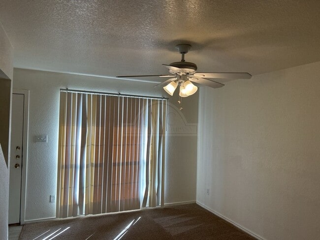 Foto del edificio - 4307 Jeff Scott Dr