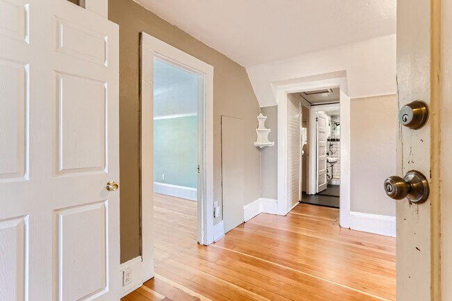 Looking from the entrance to the kitchena nd bath, with the side bedroom to the left. - 4130 SE Cesar E Chavez Blvd