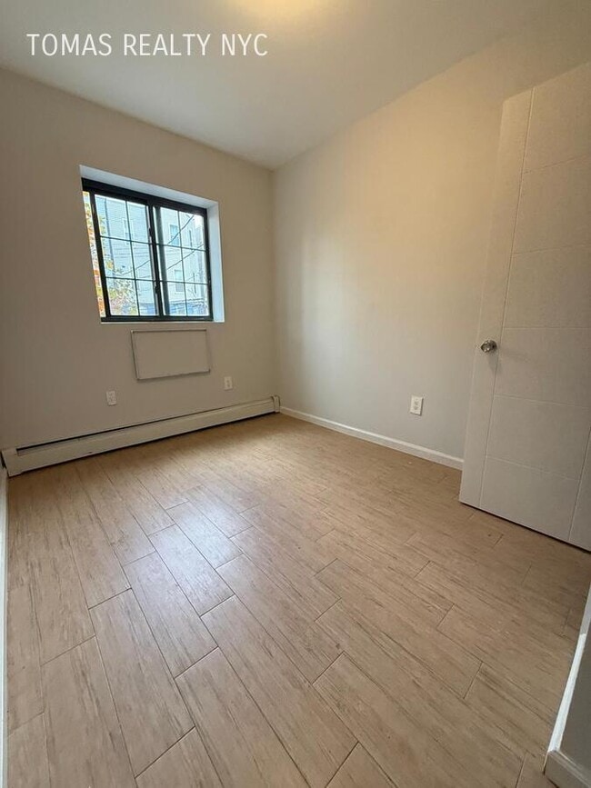 Building Photo - 727 E 181st St