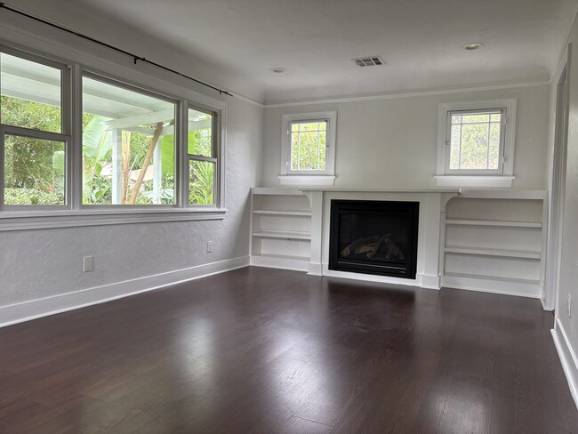 Building Photo - 1728 Mentone Ave