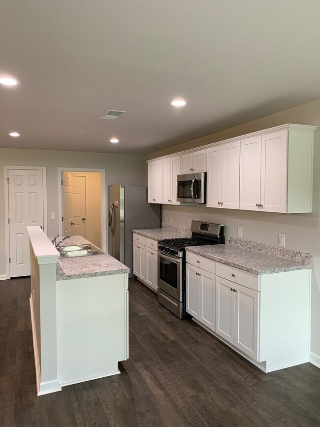 Foto del edificio - *Pre-leasing* Three Bedroom | Two Bath Hom...