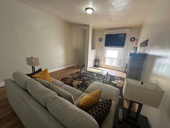 Building Photo - Beautiful 3 Bedroom, 1 Bath home in East B...