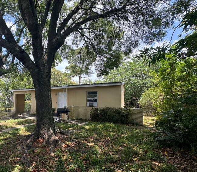 Foto del edificio - Nice 2-1 house with a carport and backyard