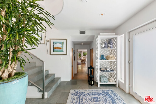 Building Photo - 1341 Palisades Beach Rd