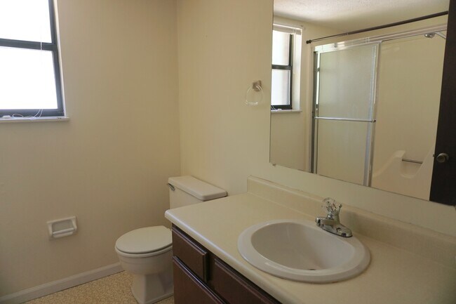 Full Bathroom 1 - 46 Campbell Dr
