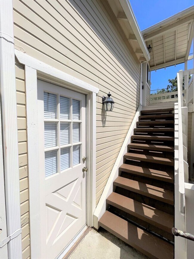 Building Photo - Charming Studio Home /Den & Small Yard!