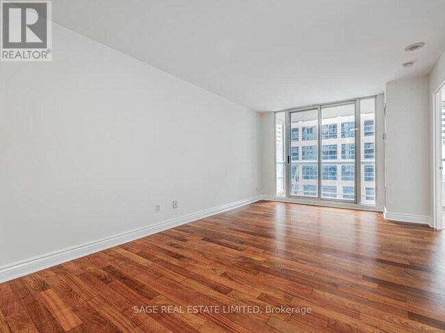 Photo du bâtiment - 43 Eglinton Ave E