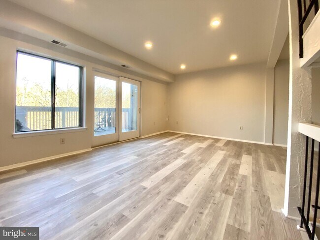 Building Photo - 20241 Laurel Hill Way