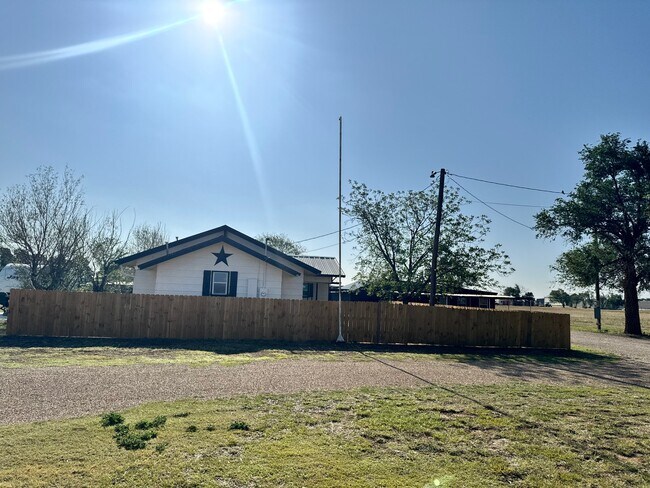Foto del edificio - 7212 N County Rd 3300