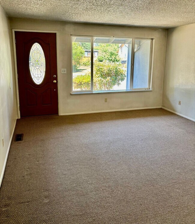 Building Photo - 3 Bed / 1.5 Bath Redmond rambler in Educat...