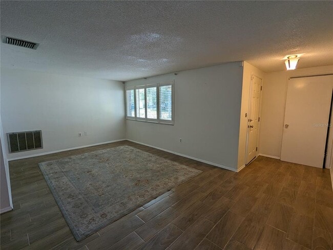 Building Photo - 4233 Hillsdale Dr