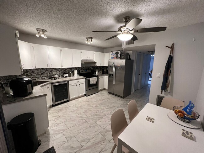 Building Photo - 6924 Woodlake Dr