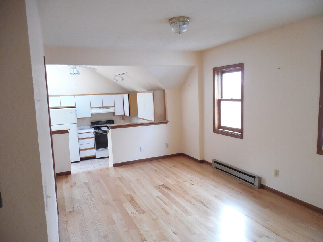 SALA DE ESTAR A COCINA, llame a Dan al 815-519-0701 - 409 Hill St