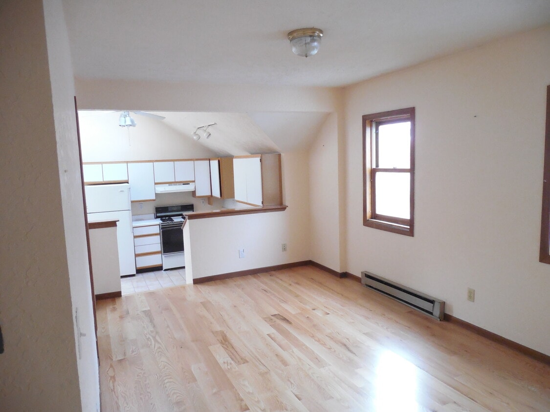 LIVING ROOM TO KITCHEN call Dan 815-519-0701 - 409 Hill St