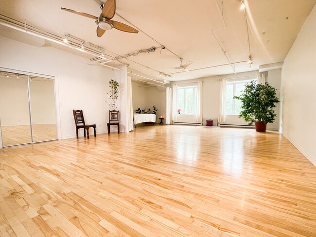 Building Photo - 5369 Boul Saint-Laurent
