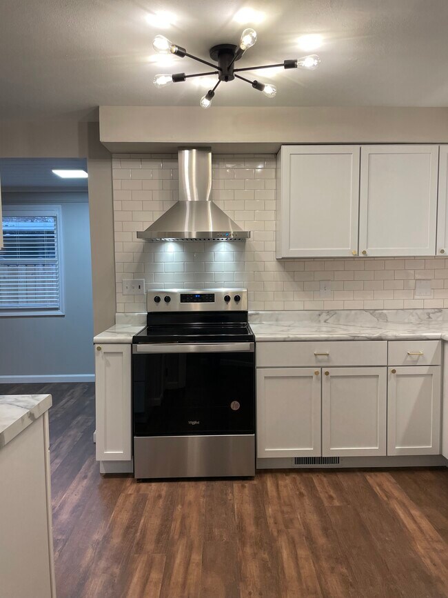 Building Photo - 1605 Oxford Dr