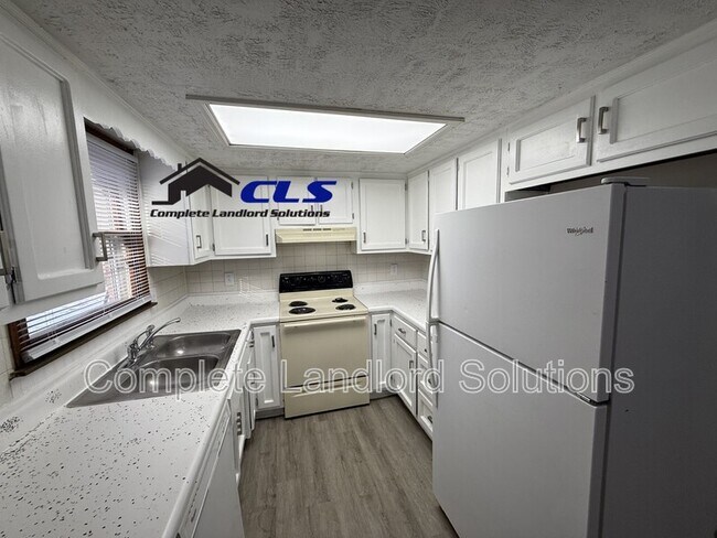 Building Photo - 1777 E Southern Manor Dr