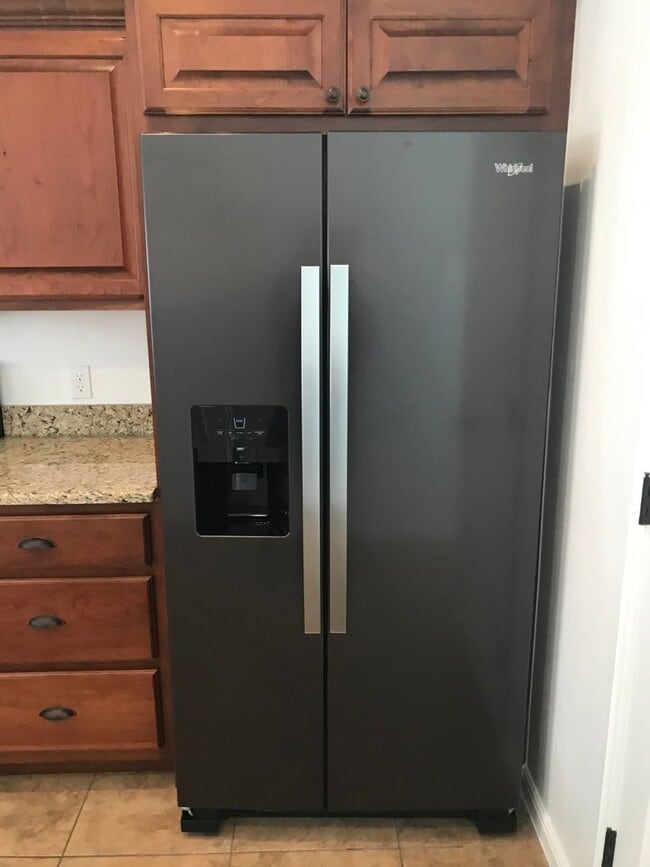 Foto del edificio - Beautiful 3 bed, 2.5 bath townhome, end unit! Very close to the pool!