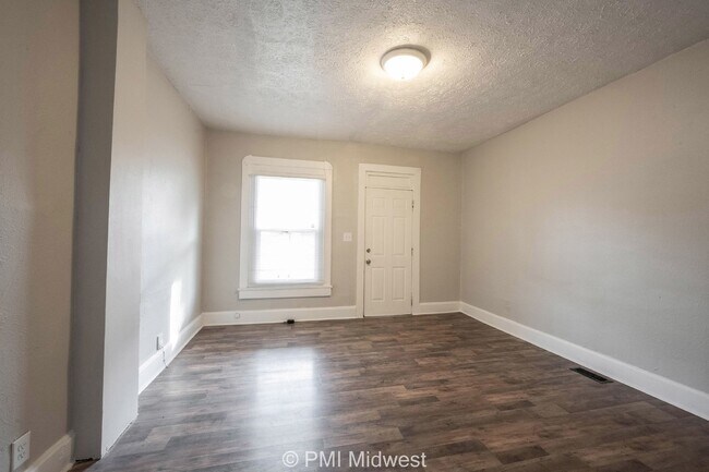Foto del edificio - Charming 2-Bedroom Duplex in Indianapolis ...