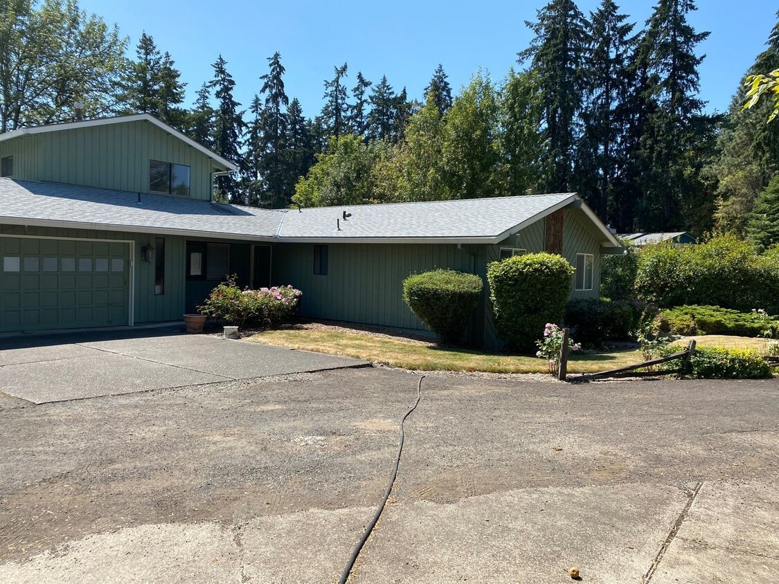 Rare Five Bedroom On Quiet Cul-de-Sac - Rare Five Bedroom On Quiet Cul-de-Sac