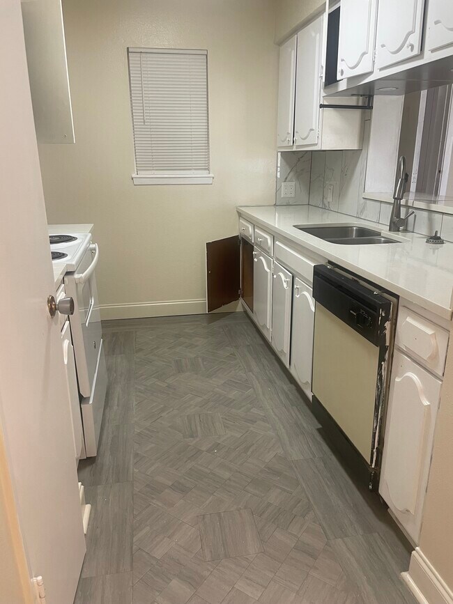 Foto del edificio - 675 Wooddale Blvd