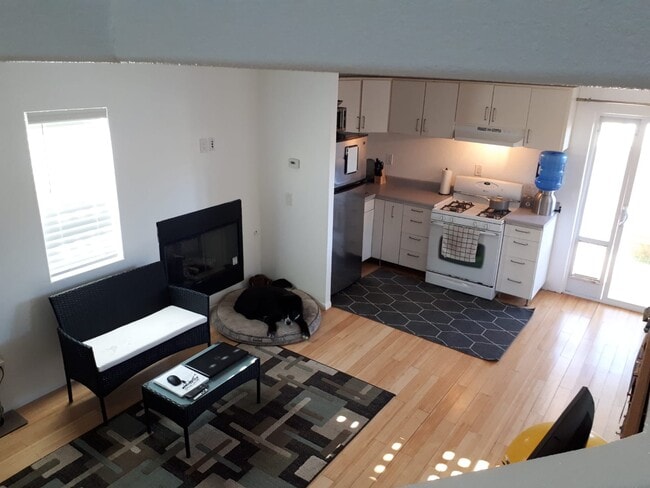 Building Photo - 654 Oaklawn Ave