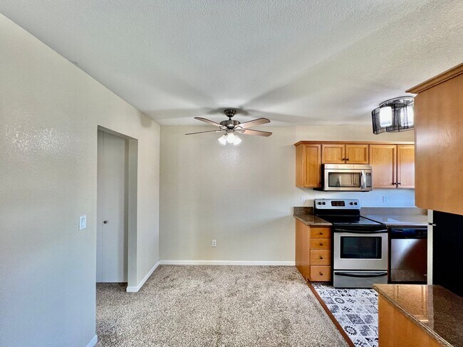 Building Photo - Beautiful 1BD/BA w/ reserved parking in Cl...