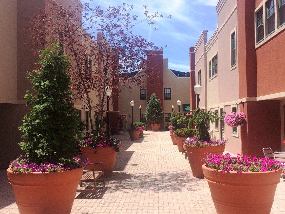 2nd Lvl Courtyard - 133 Walton St