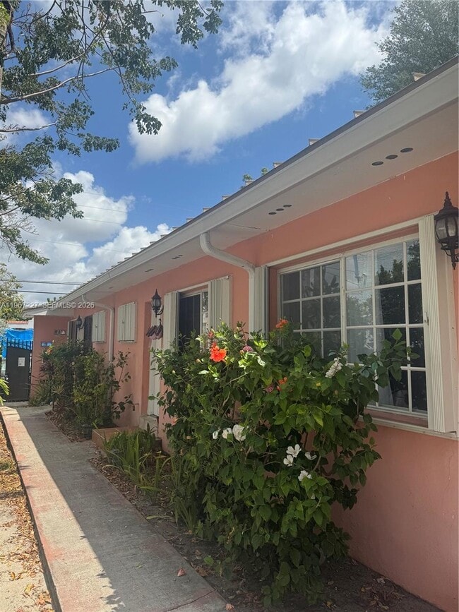 Building Photo - 1020 SW 5th St