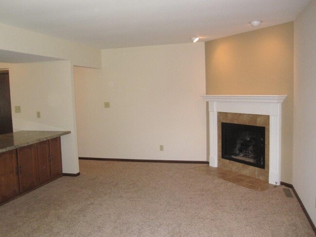 Building Photo - 627 Coyne St