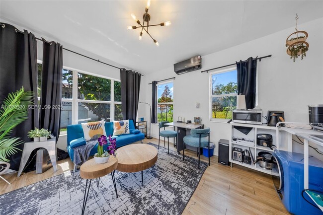 Foto del edificio - 910 NE 81st St