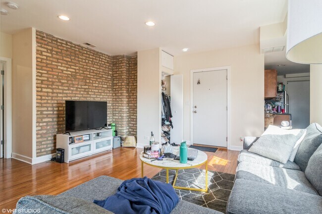 Foto del edificio - 3754 N Bernard St