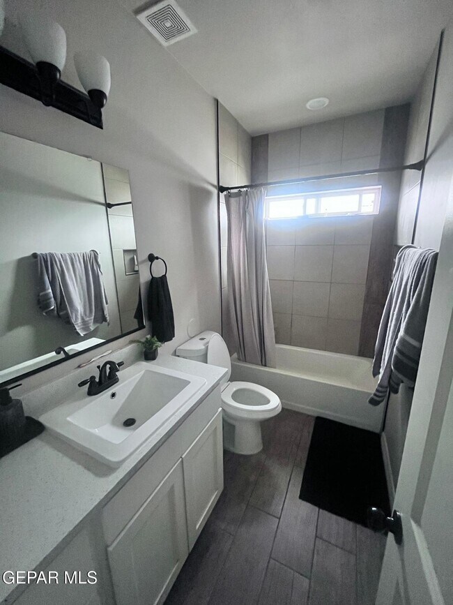 Foto del edificio - 12873 Haxby St