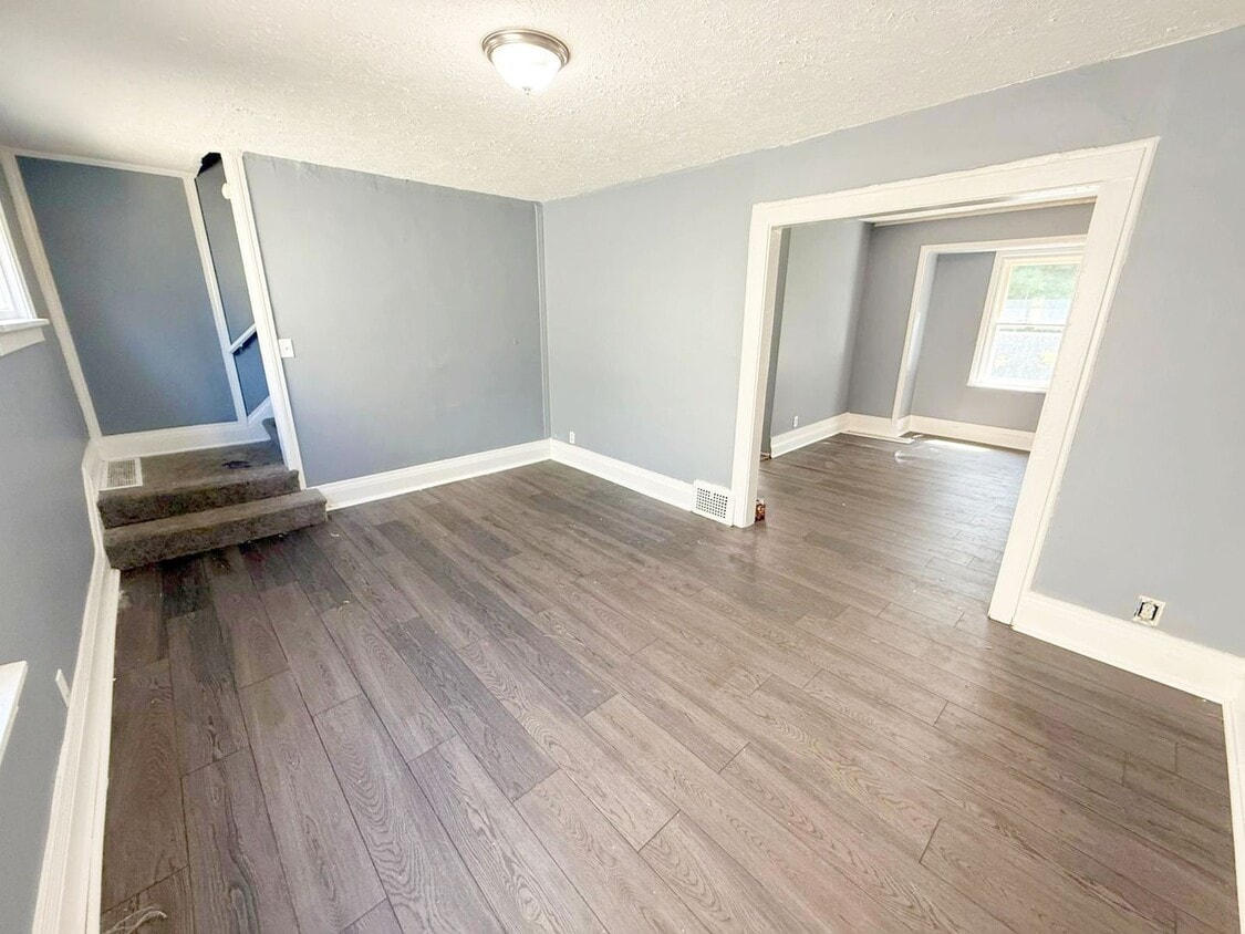 Primary Photo - 2 BED 1 BATH SINGLE FAMILY HOME IN EUCLID!