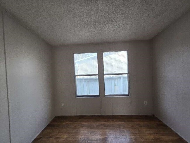 Foto del edificio - 5815 Dylan Dr