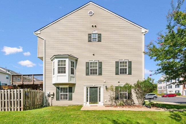 Building Photo - Stunning end-unit townhouse in the highly ...
