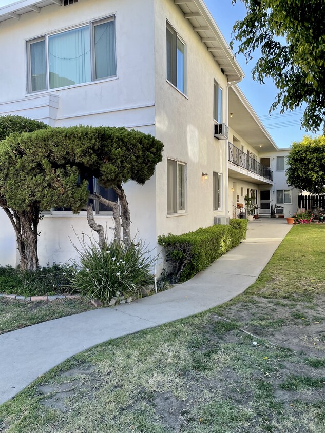 Primary Photo - 425 E Magnolia Blvd