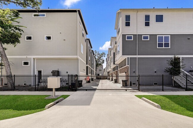 Building Photo - Traditional, Spacious, and Ridiculously Well-Located