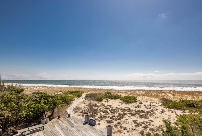 Foto del edificio - 64 Shore Rd