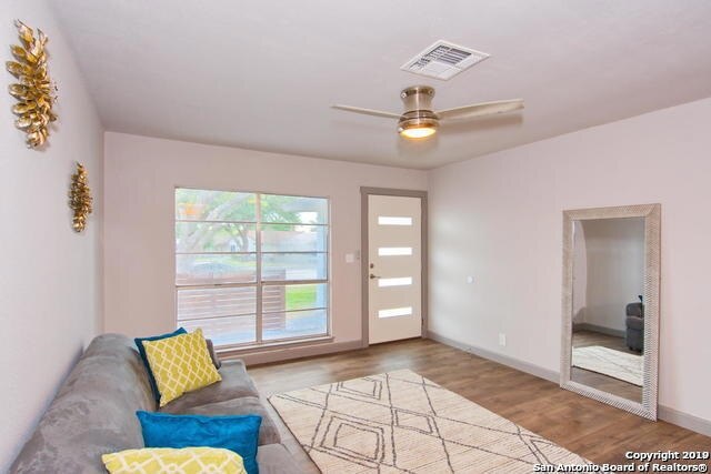 Foto del edificio - 7274 Montgomery Dr