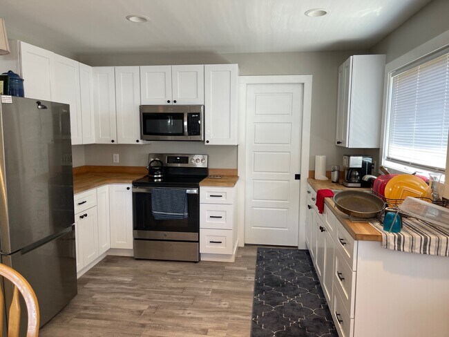 Building Photo - 609 S 11th Ave