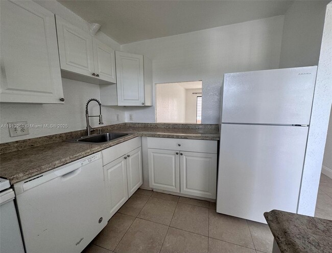 Building Photo - 7320 NW 85th Ct