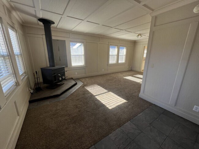 Building Photo - Charming 2 bedroom, 1-bathroom home locate...